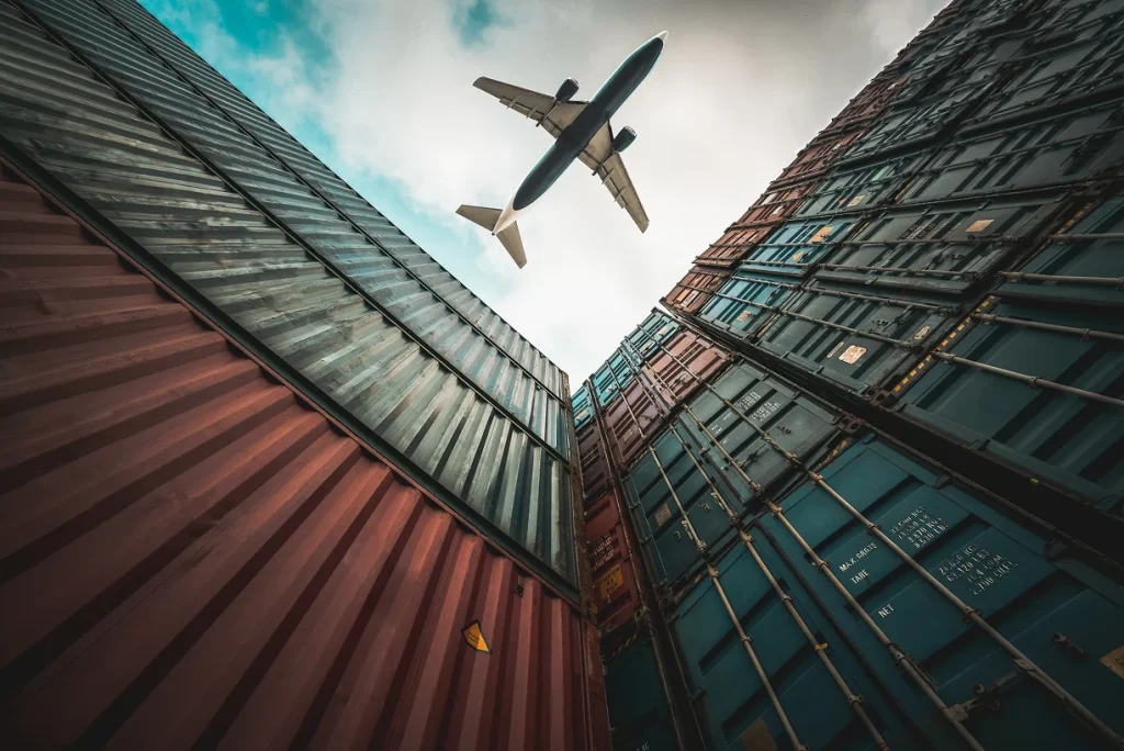 Frete marítimo ou aéreo: o que considerar?