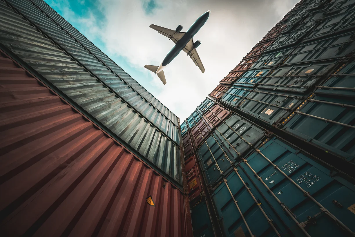 Frete marítimo ou aéreo: o que considerar?
