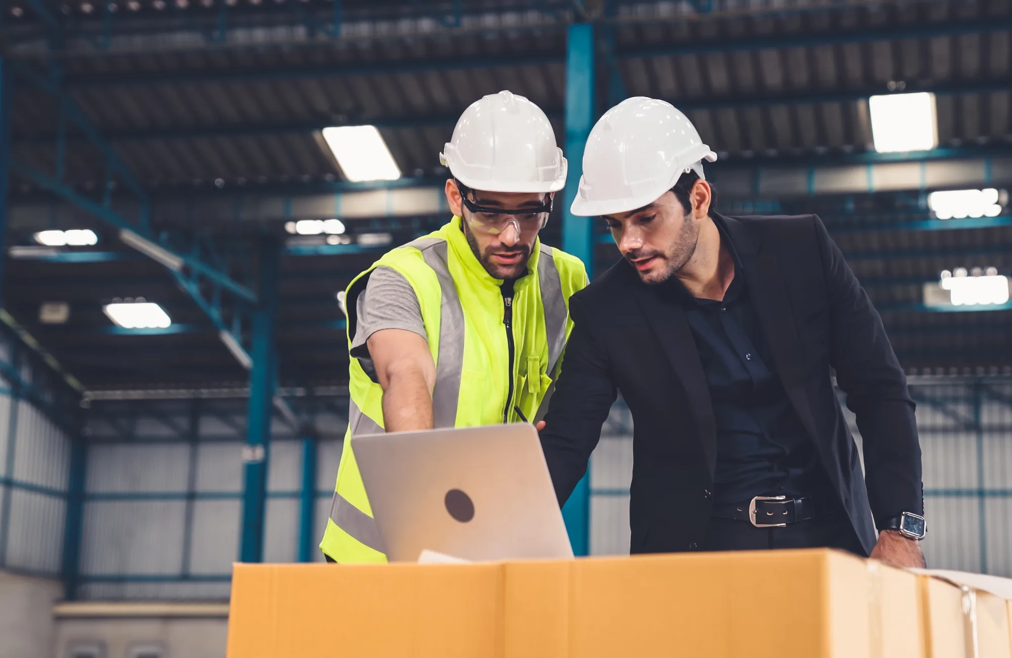 Especialistas em logística analisando uma operação
