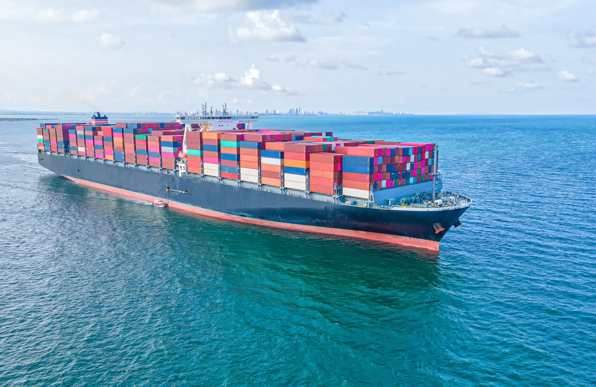 Navio porta-contêineres navegando em alto-mar