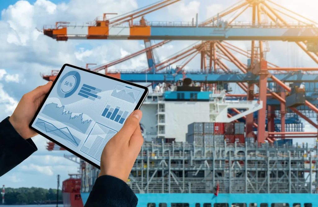 Gestor de logística analisando dados em um tablet no porto